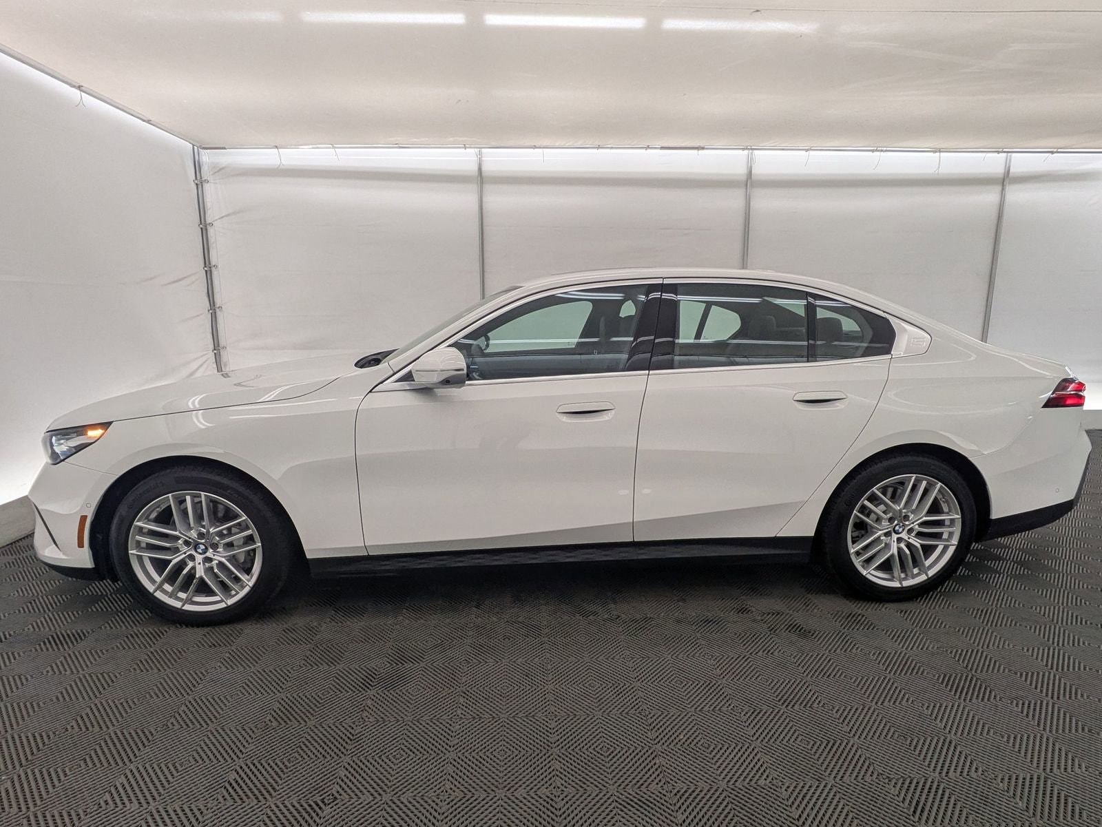 Thumbnail: 2025 BMW 5 Series - 3
