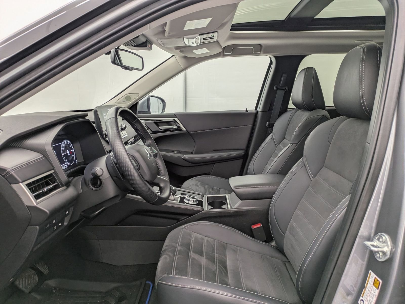 Thumbnail: 2023 Mitsubishi Outlander - 17