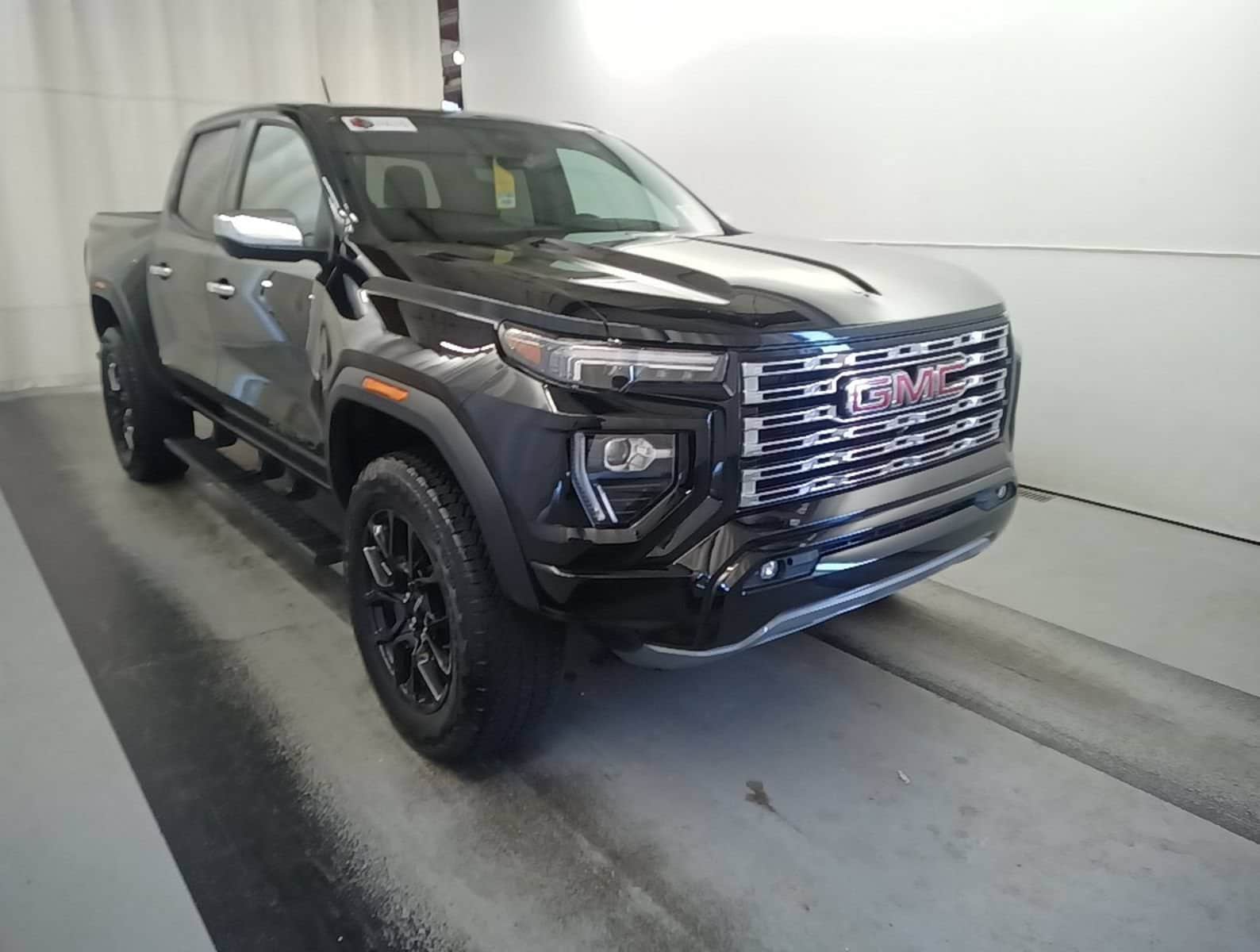 2024 GMC Canyon Denali 4WD Crew Cab Short Box's photo