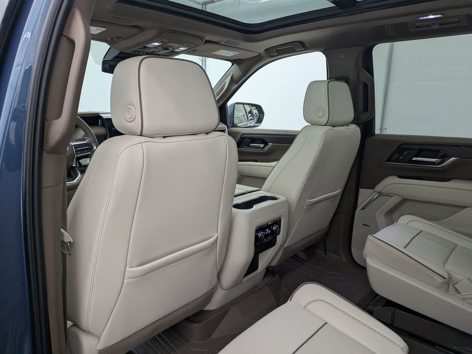 Thumbnail: 2025 GMC Yukon XL - 18