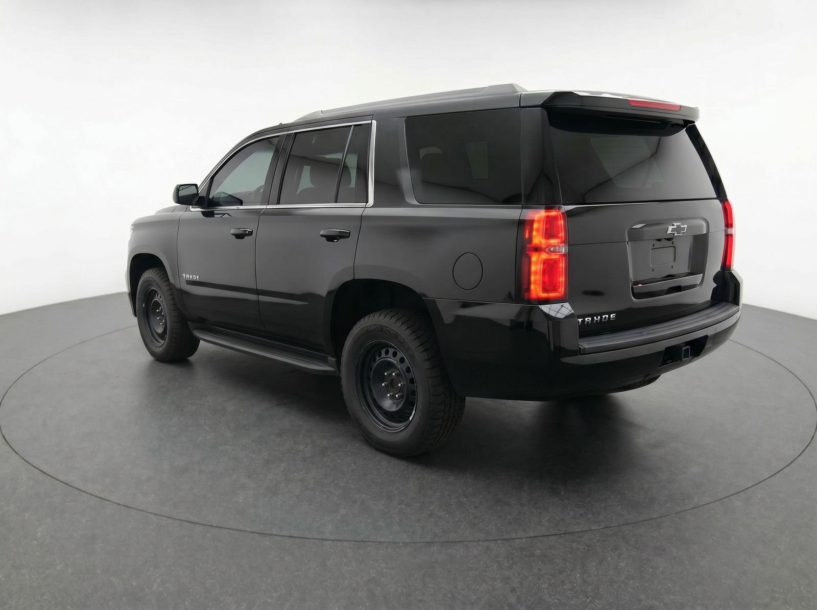 Thumbnail: 2018 Chevrolet Tahoe - 3