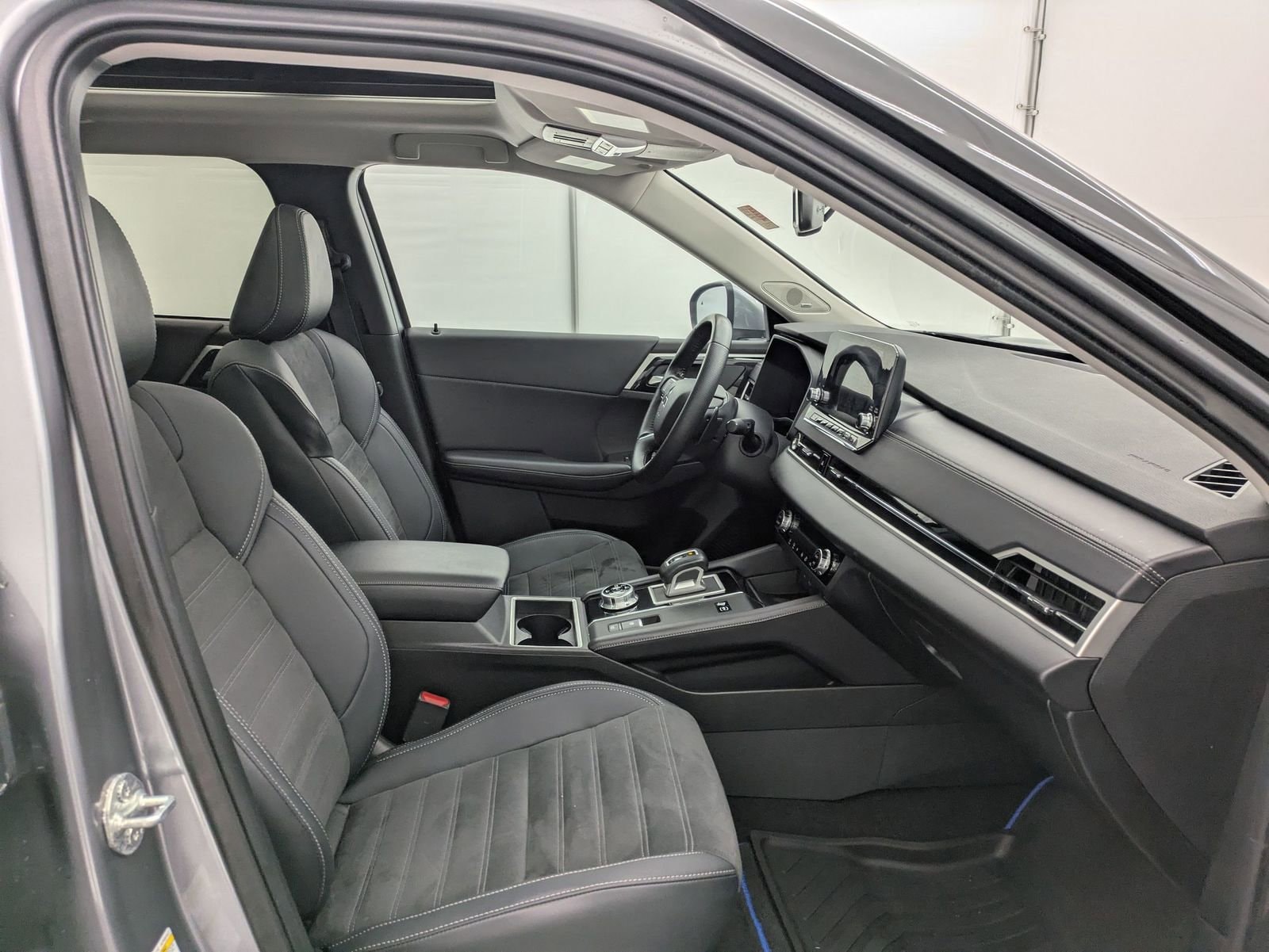 Thumbnail: 2023 Mitsubishi Outlander - 23