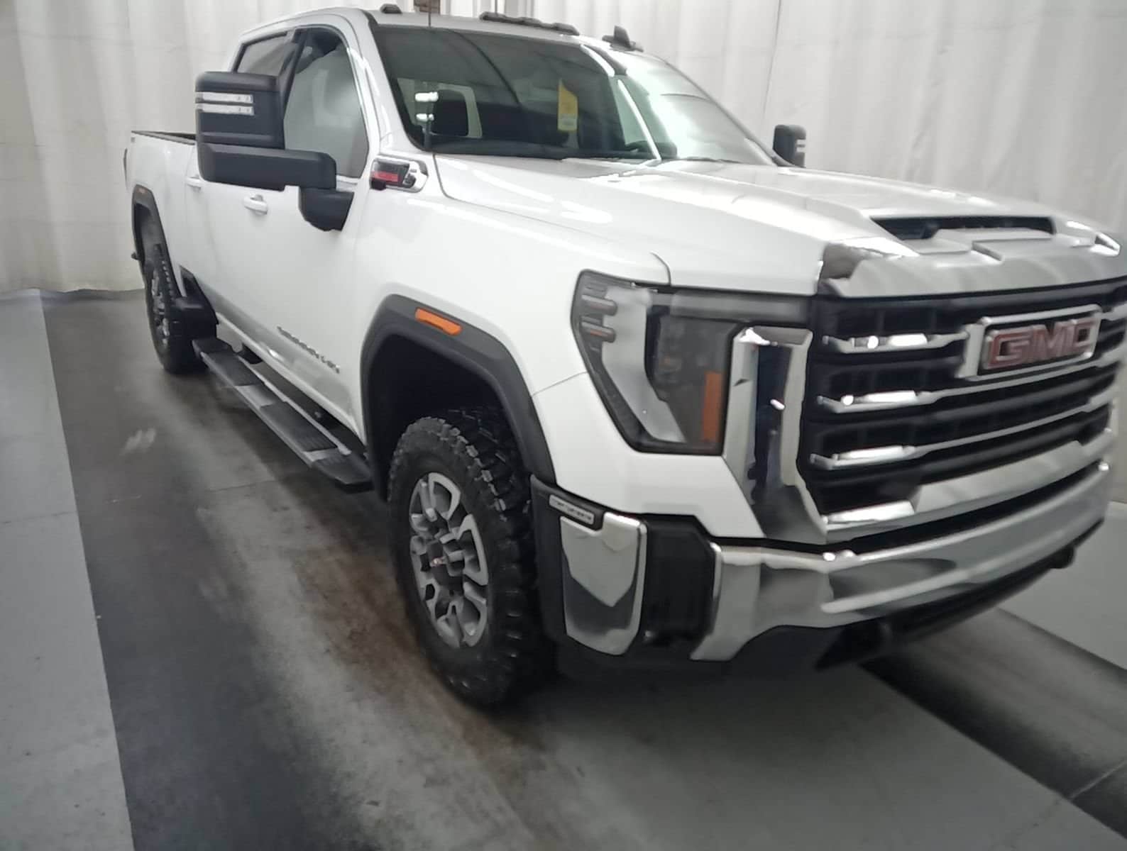 2025 GMC Sierra SLE 4WD Crew Cab Standard Box SRW's photo