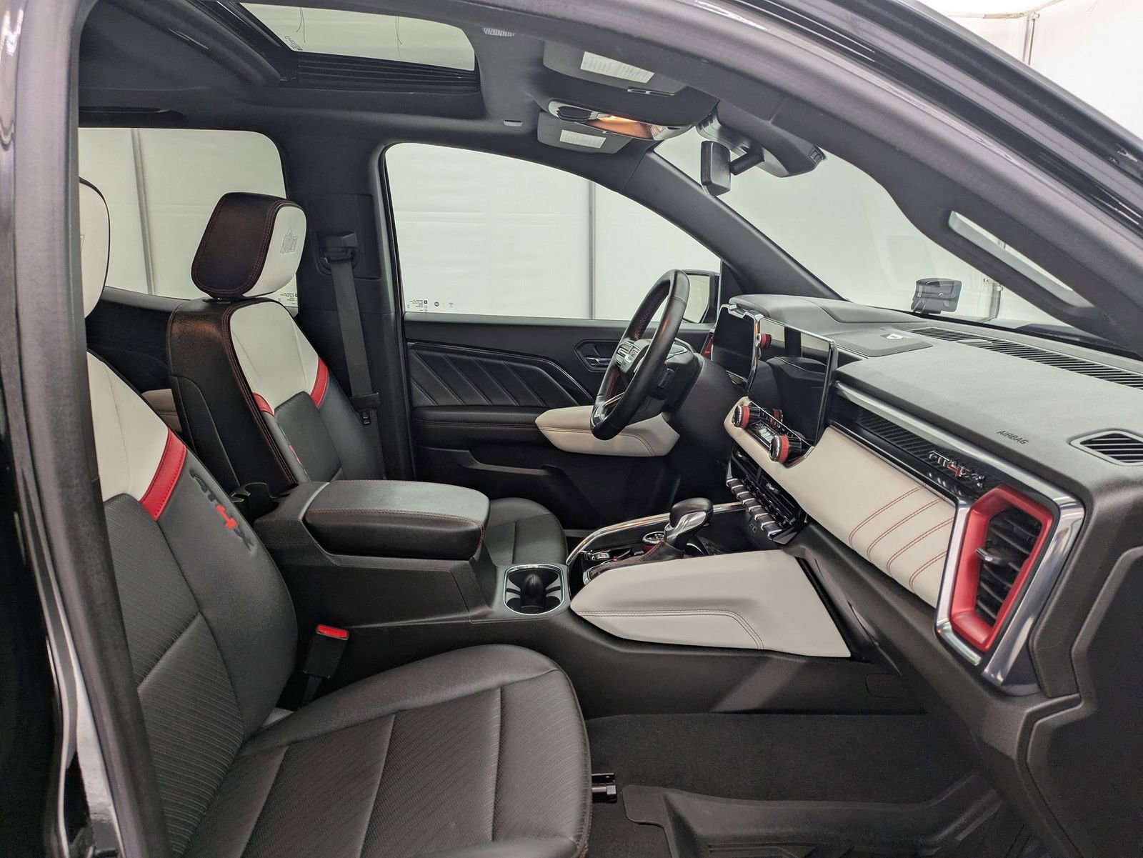 Thumbnail: 2024 GMC Canyon - 22