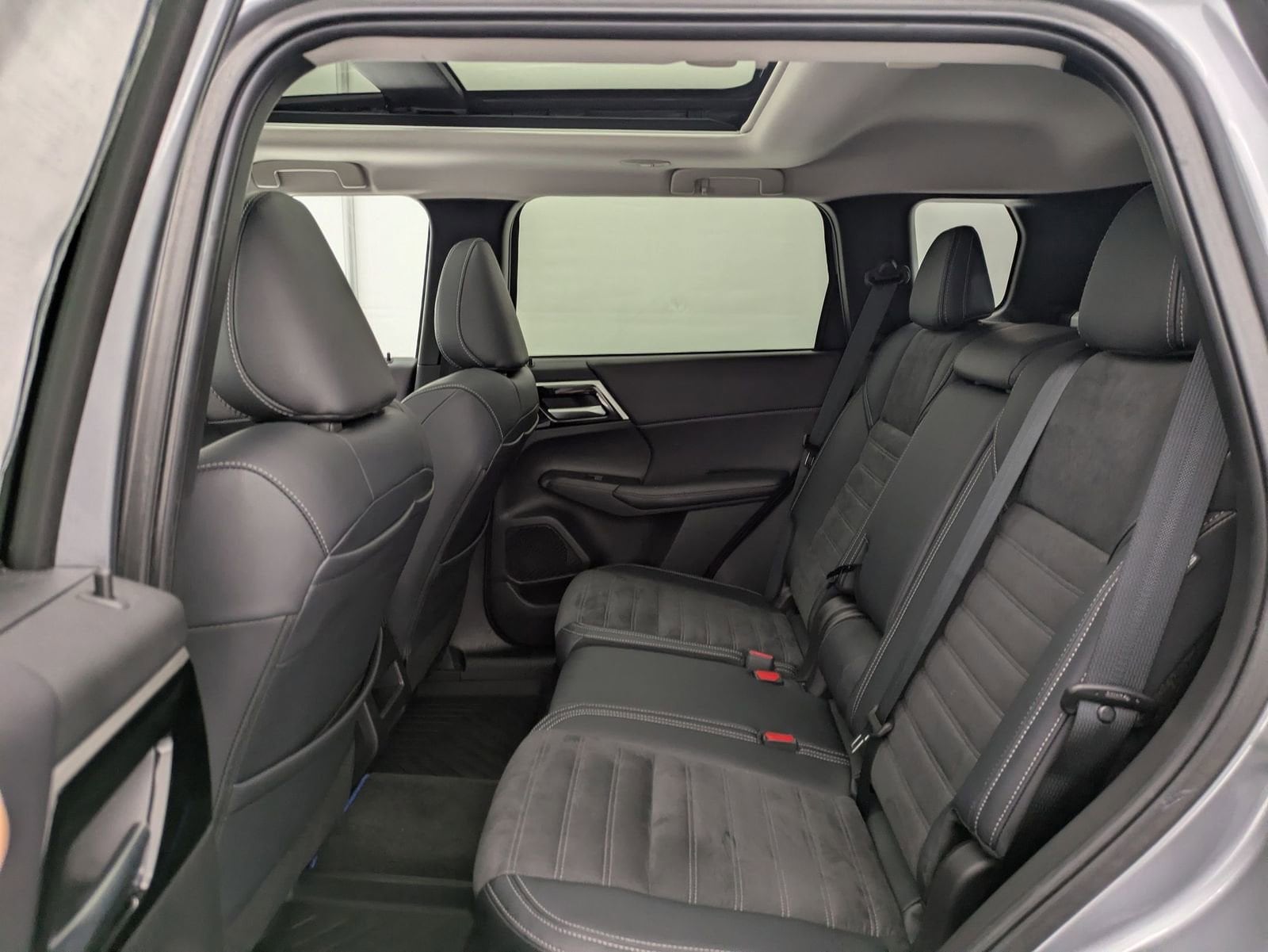 Thumbnail: 2023 Mitsubishi Outlander - 21