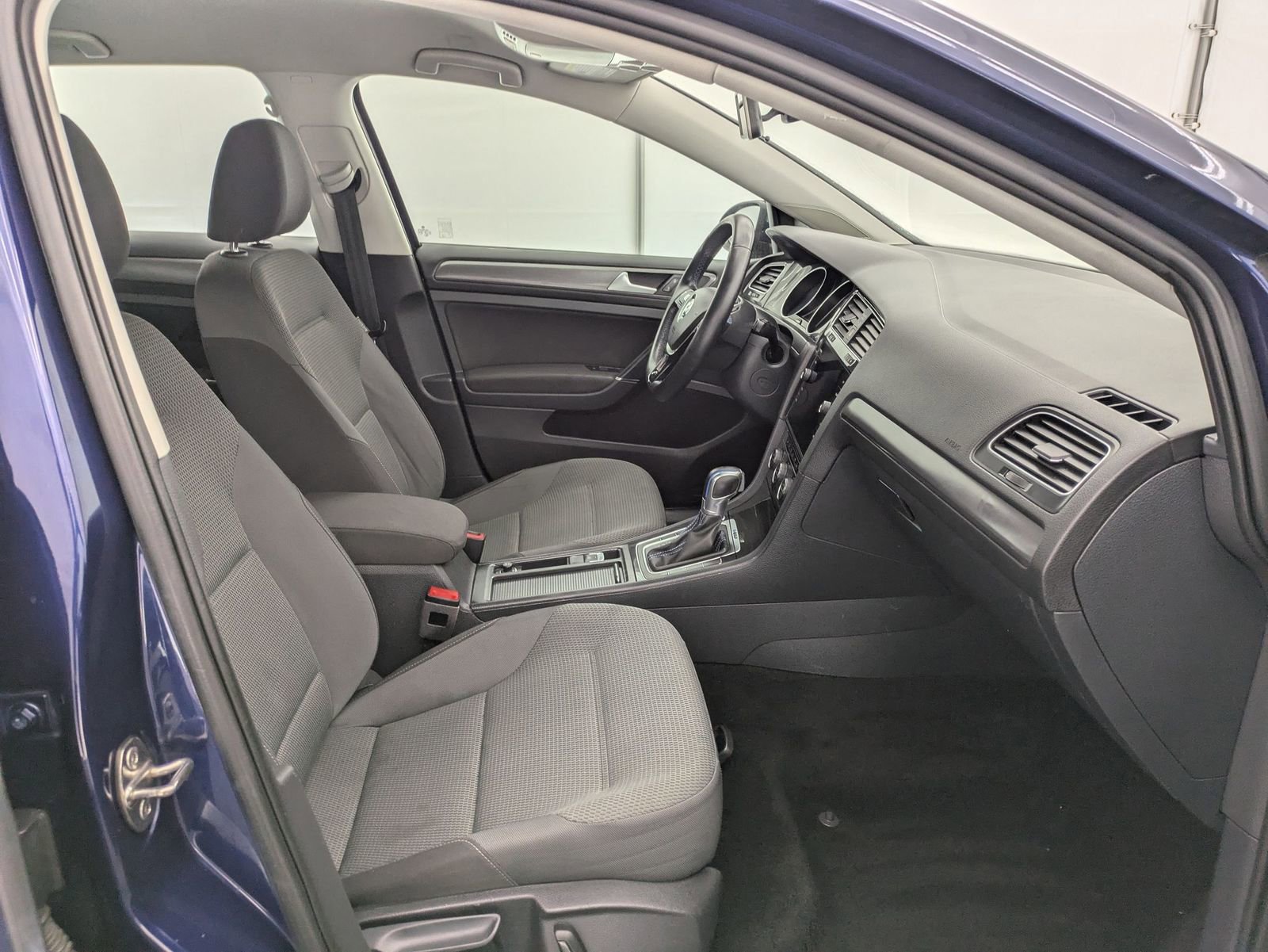 Thumbnail: 2019 Volkswagen e-Golf - 21