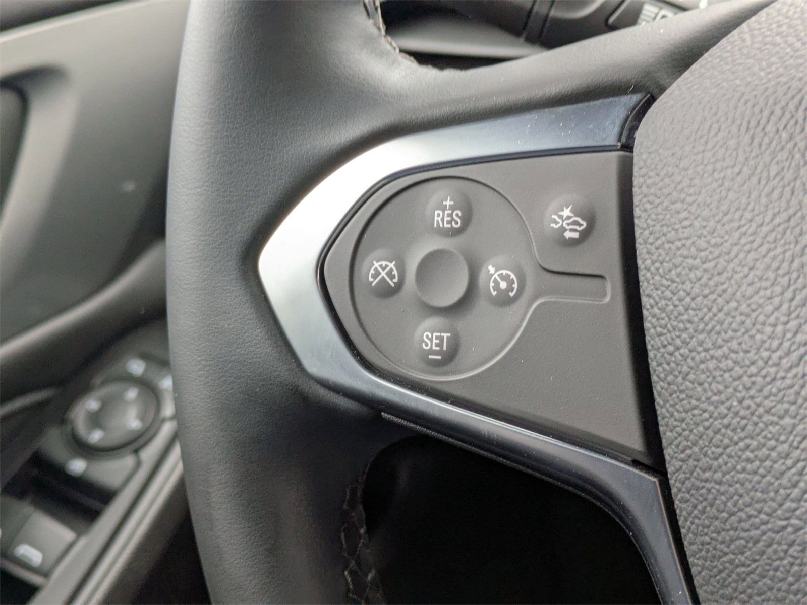 Thumbnail: 2023 Chevrolet Traverse - 24