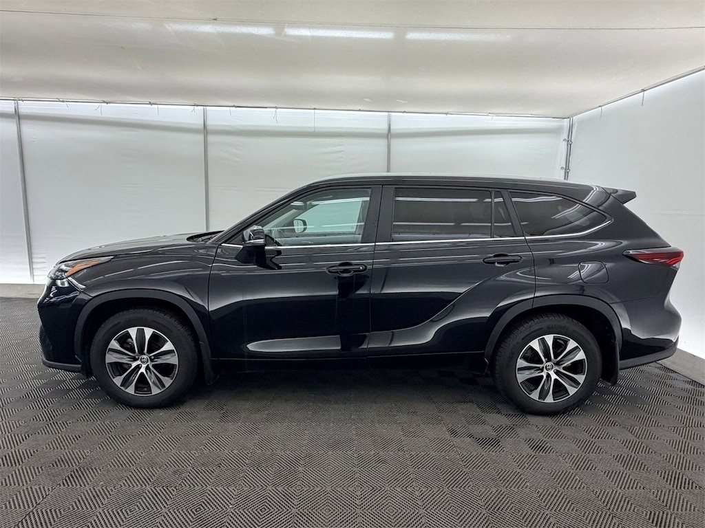 Used 2024 Toyota Highlander LE