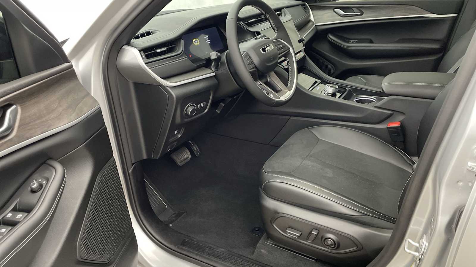 Thumbnail: 2026 Jeep Grand Cherokee - 3