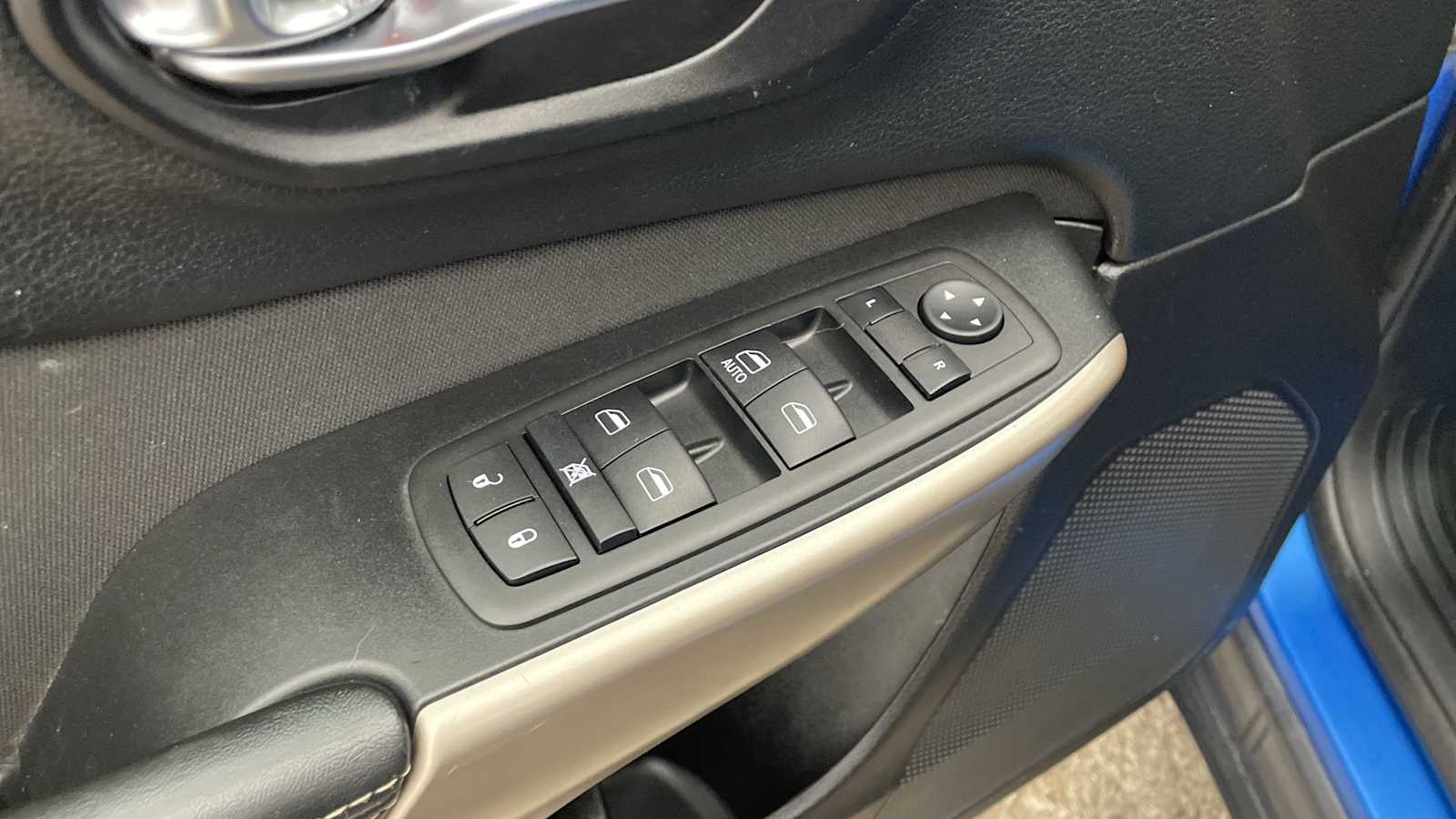 Thumbnail: 2018 Jeep Cherokee - 6