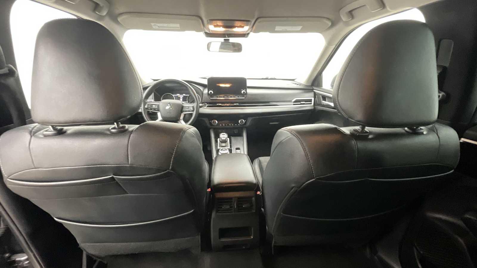 Thumbnail: 2023 Mitsubishi Outlander - 8