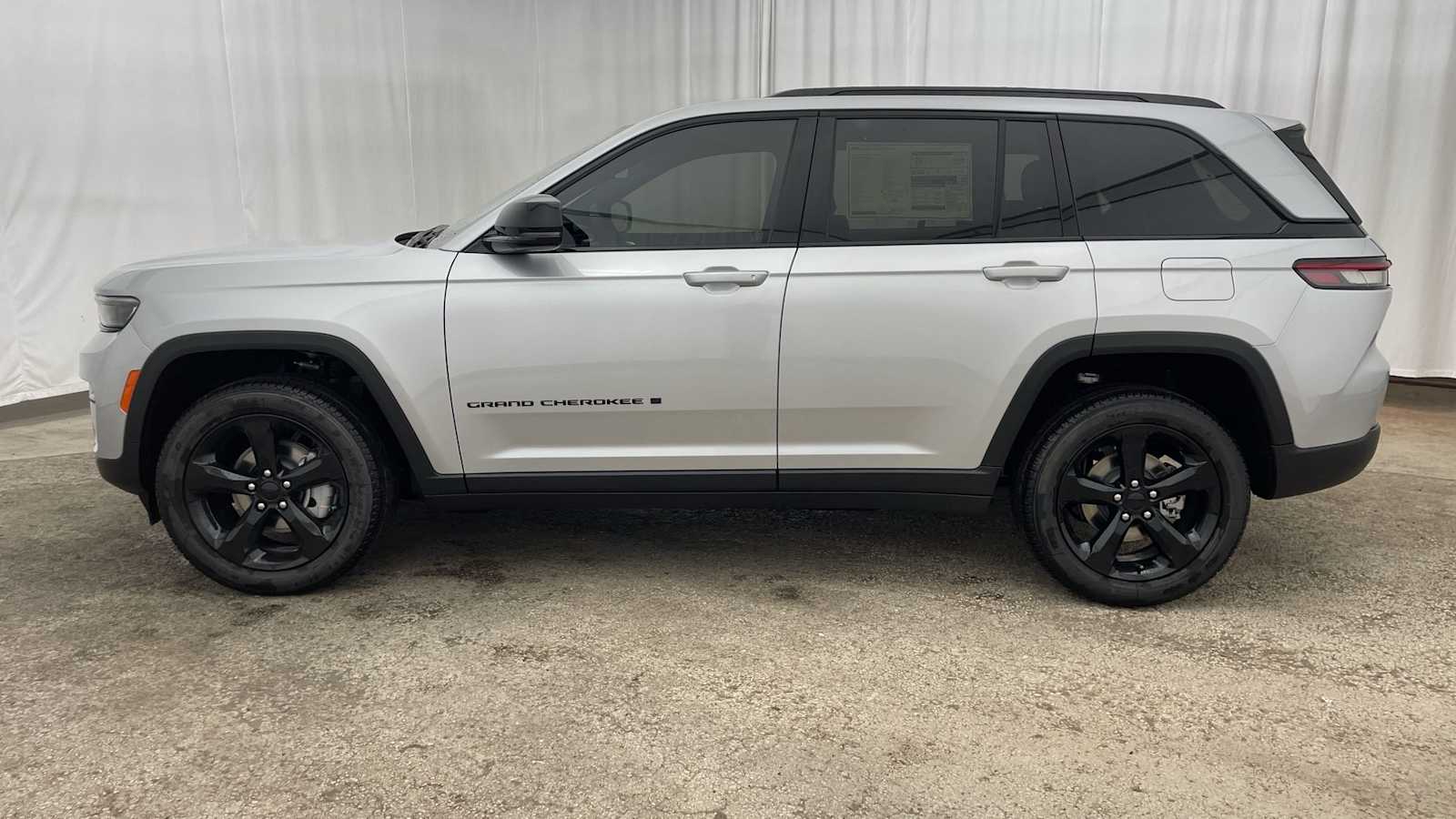 Thumbnail: 2025 Jeep Grand Cherokee - 34