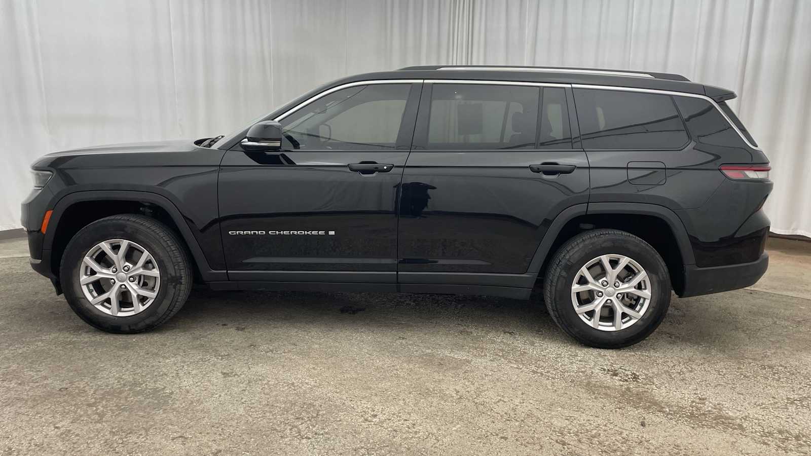 Thumbnail: 2022 Jeep Grand Cherokee - 32