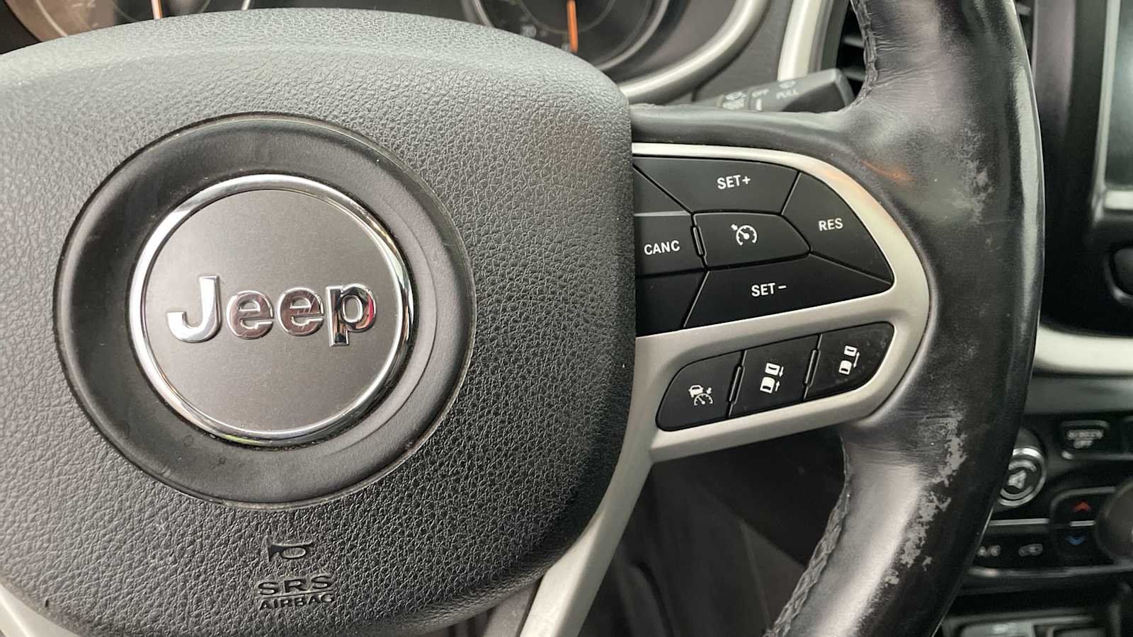 Thumbnail: 2018 Jeep Cherokee - 16