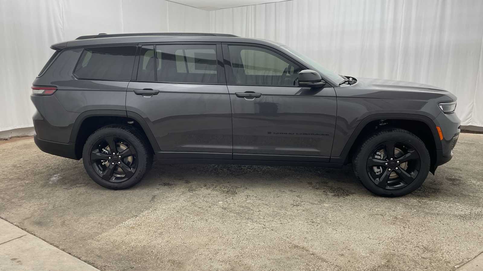 Thumbnail: 2025 Jeep Grand Cherokee - 39