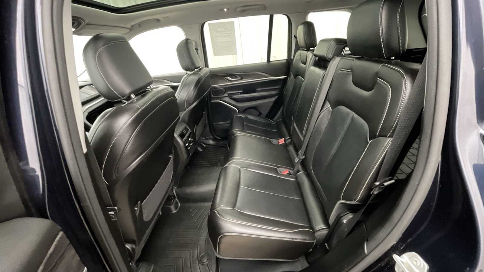 Thumbnail: 2022 Jeep Grand Cherokee - 10