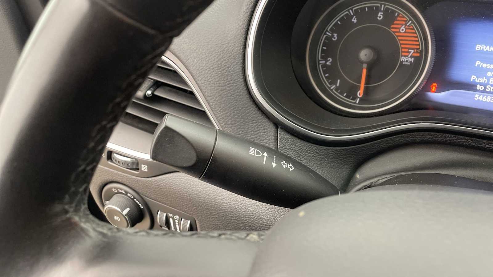 Thumbnail: 2019 Jeep Cherokee - 15