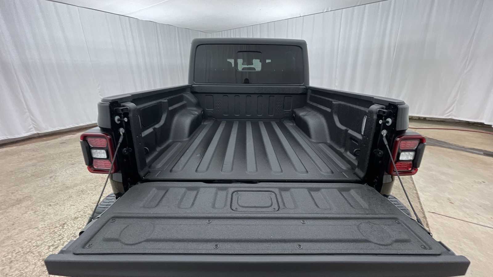 Thumbnail: 2025 Jeep Gladiator - 30