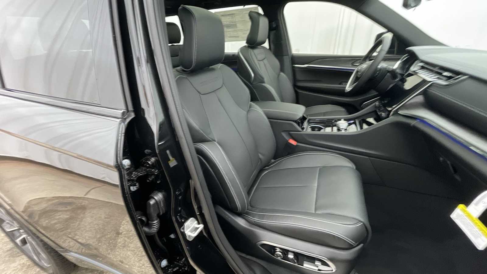 Thumbnail: 2025 Jeep Grand Cherokee - 13