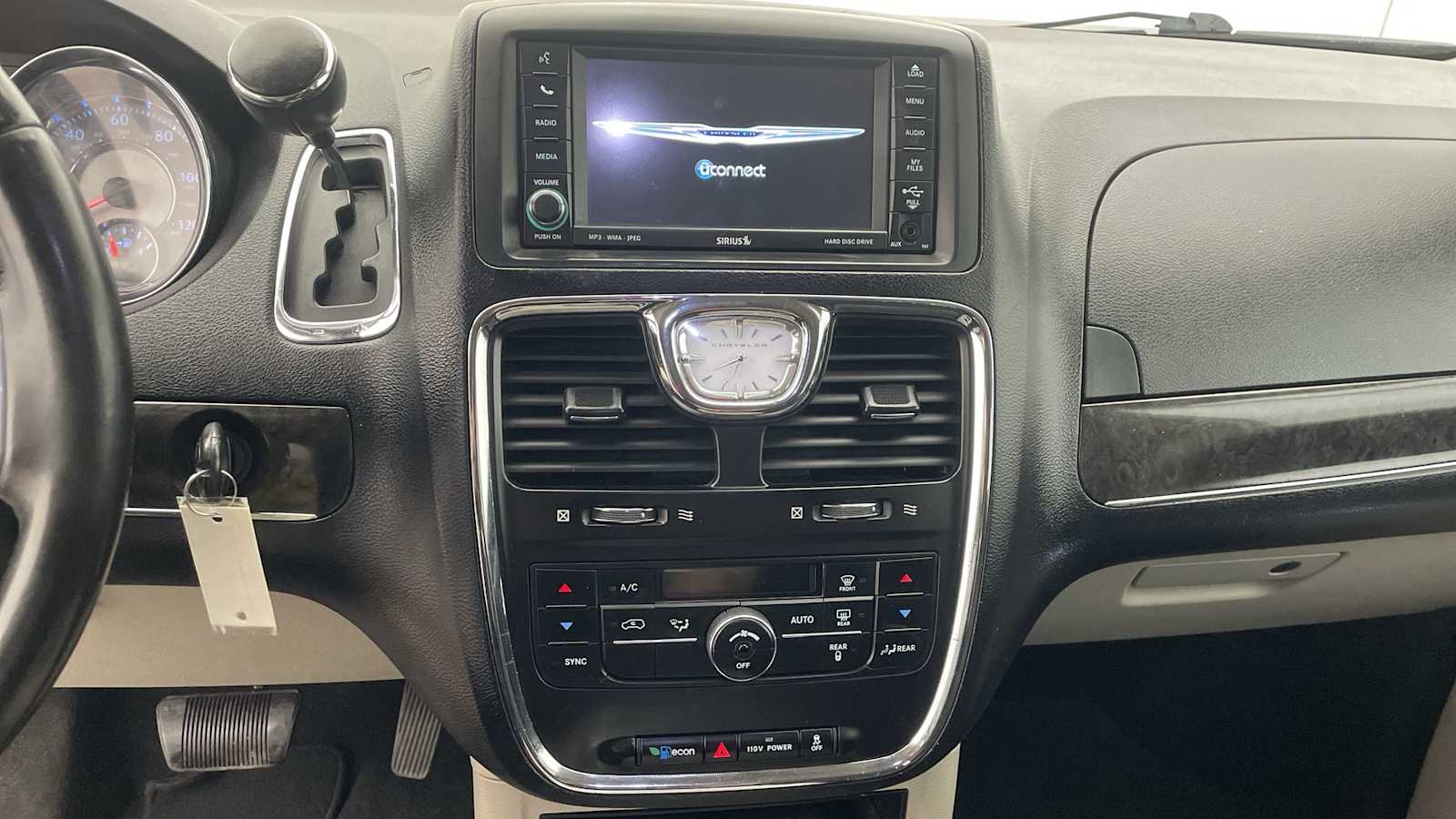 Thumbnail: 2011 Chrysler Town & Country - 16