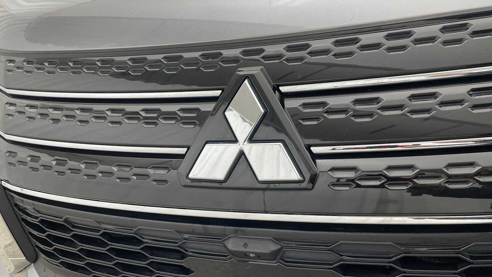 Thumbnail: 2023 Mitsubishi Outlander - 38