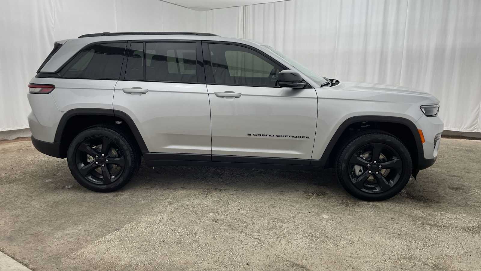 Thumbnail: 2025 Jeep Grand Cherokee - 38