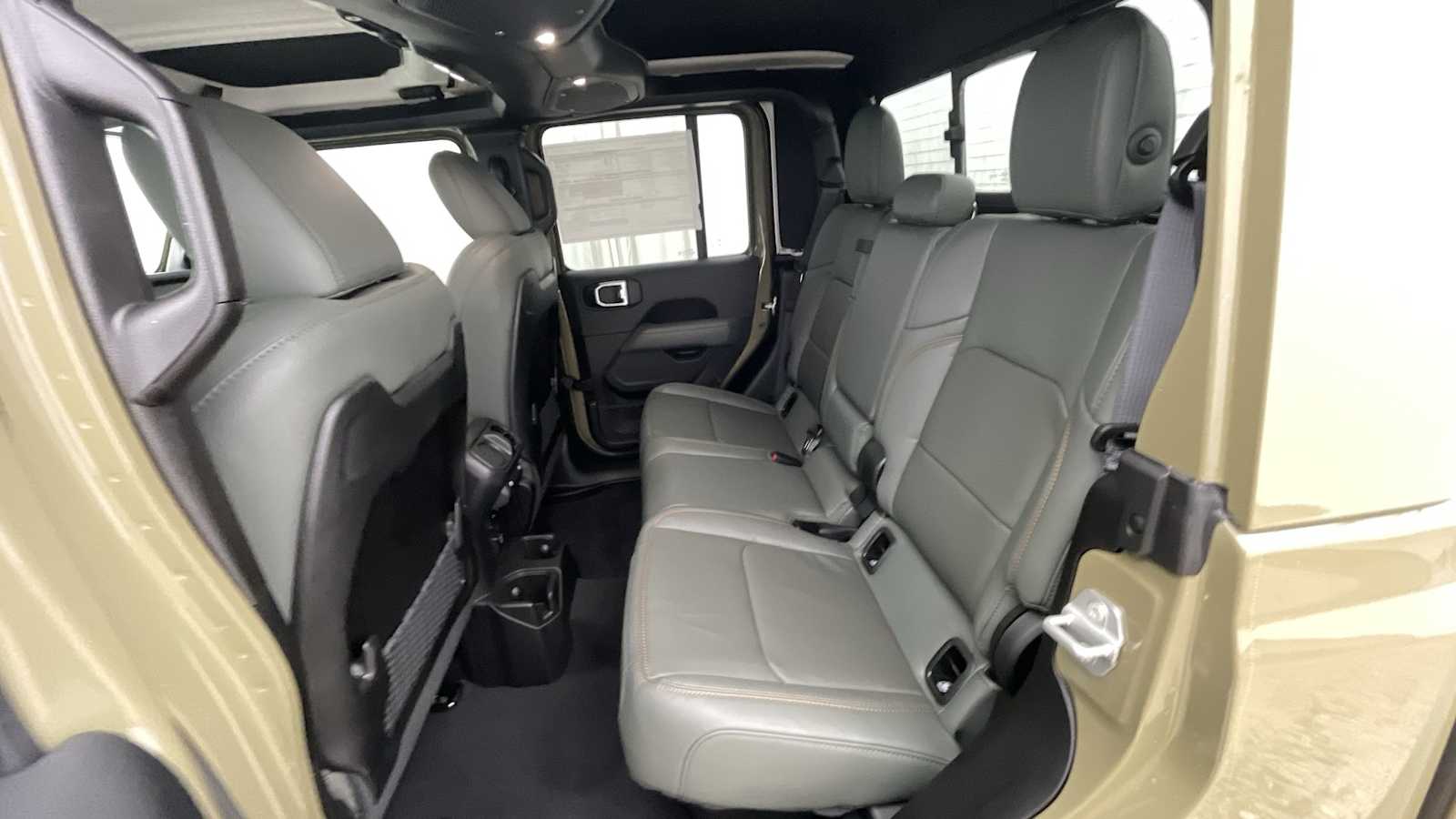 Thumbnail: 2025 Jeep Gladiator - 10