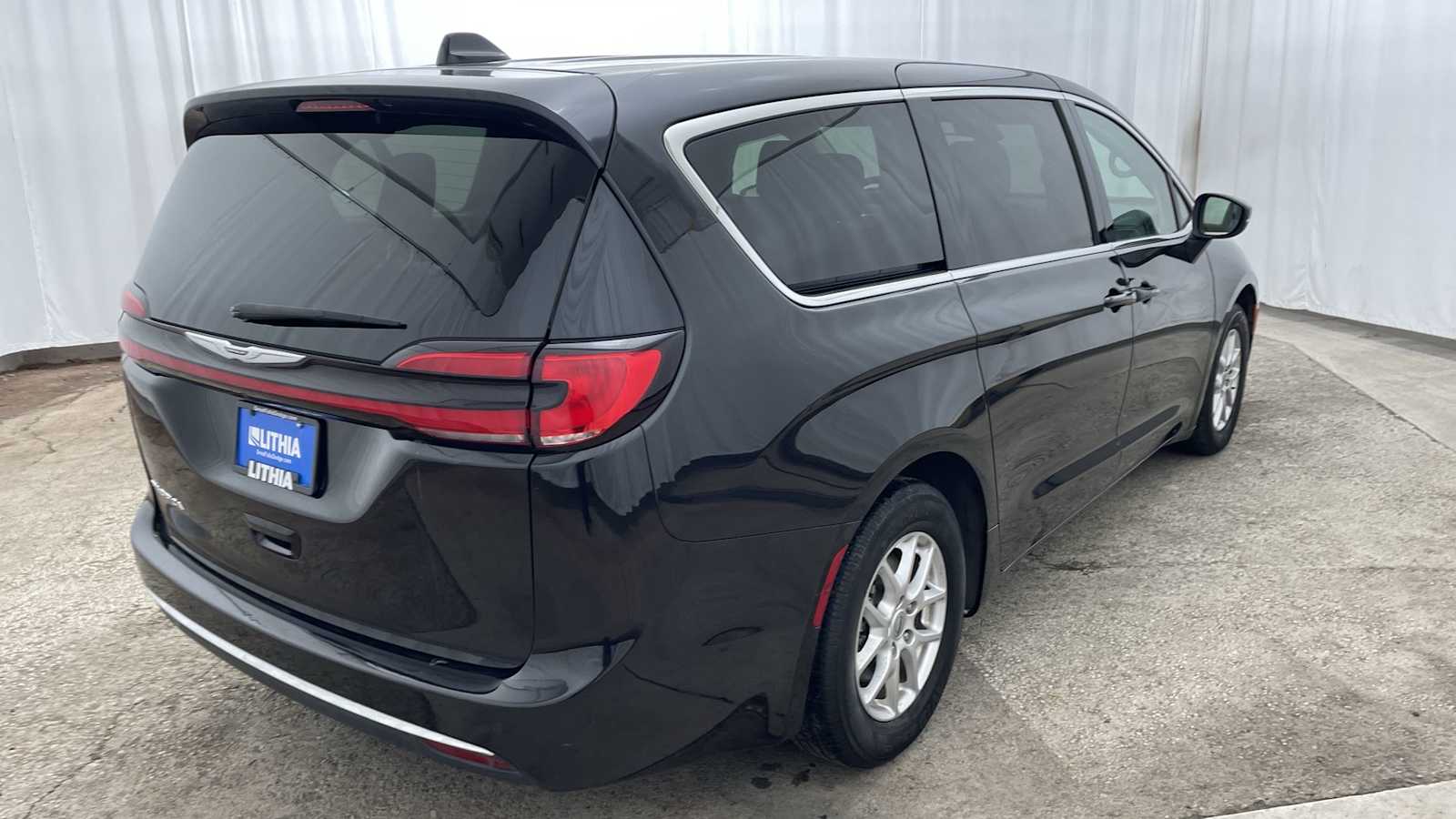 Thumbnail: 2023 Chrysler Pacifica - 32