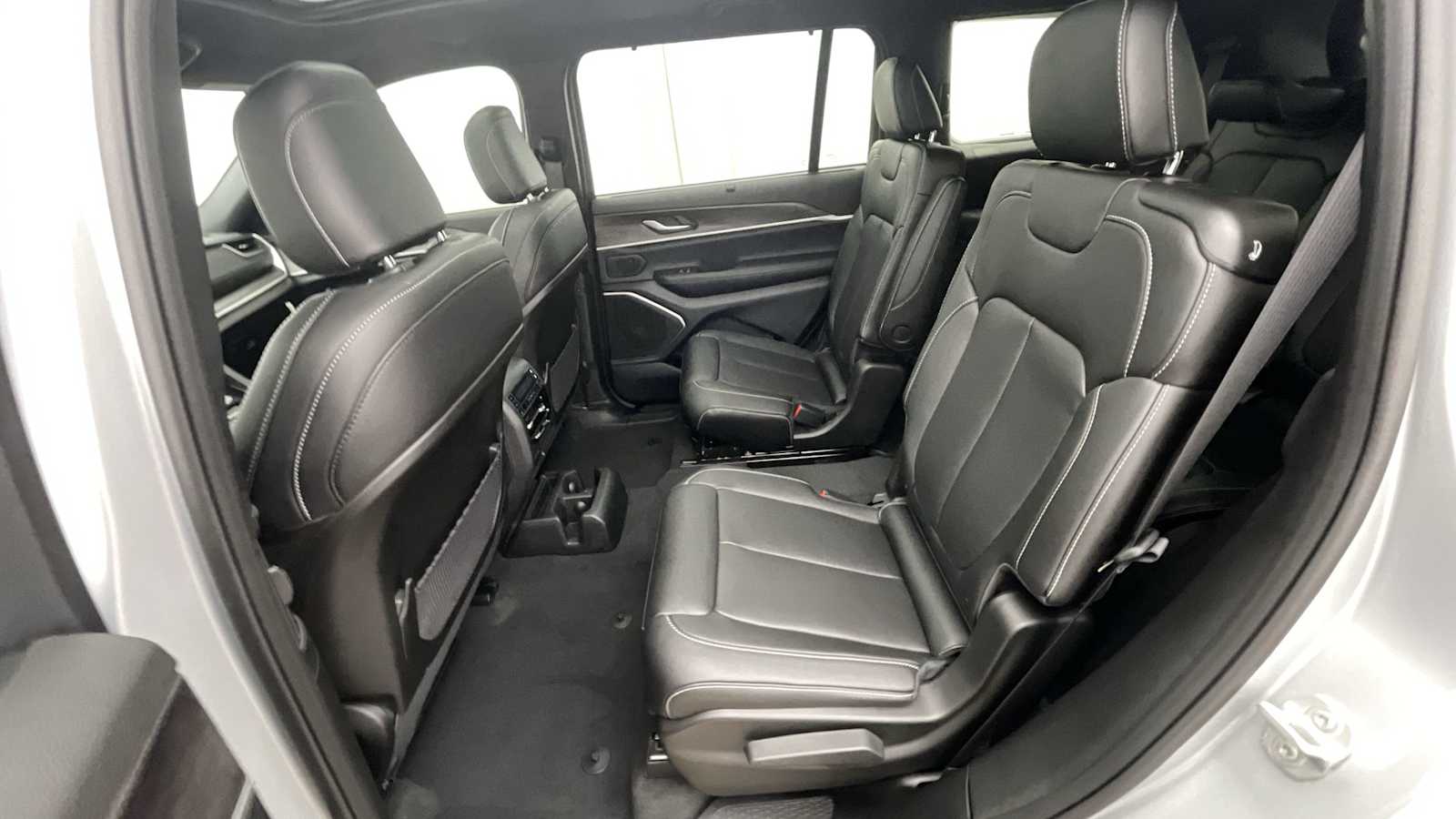 Thumbnail: 2025 Jeep Grand Cherokee - 10