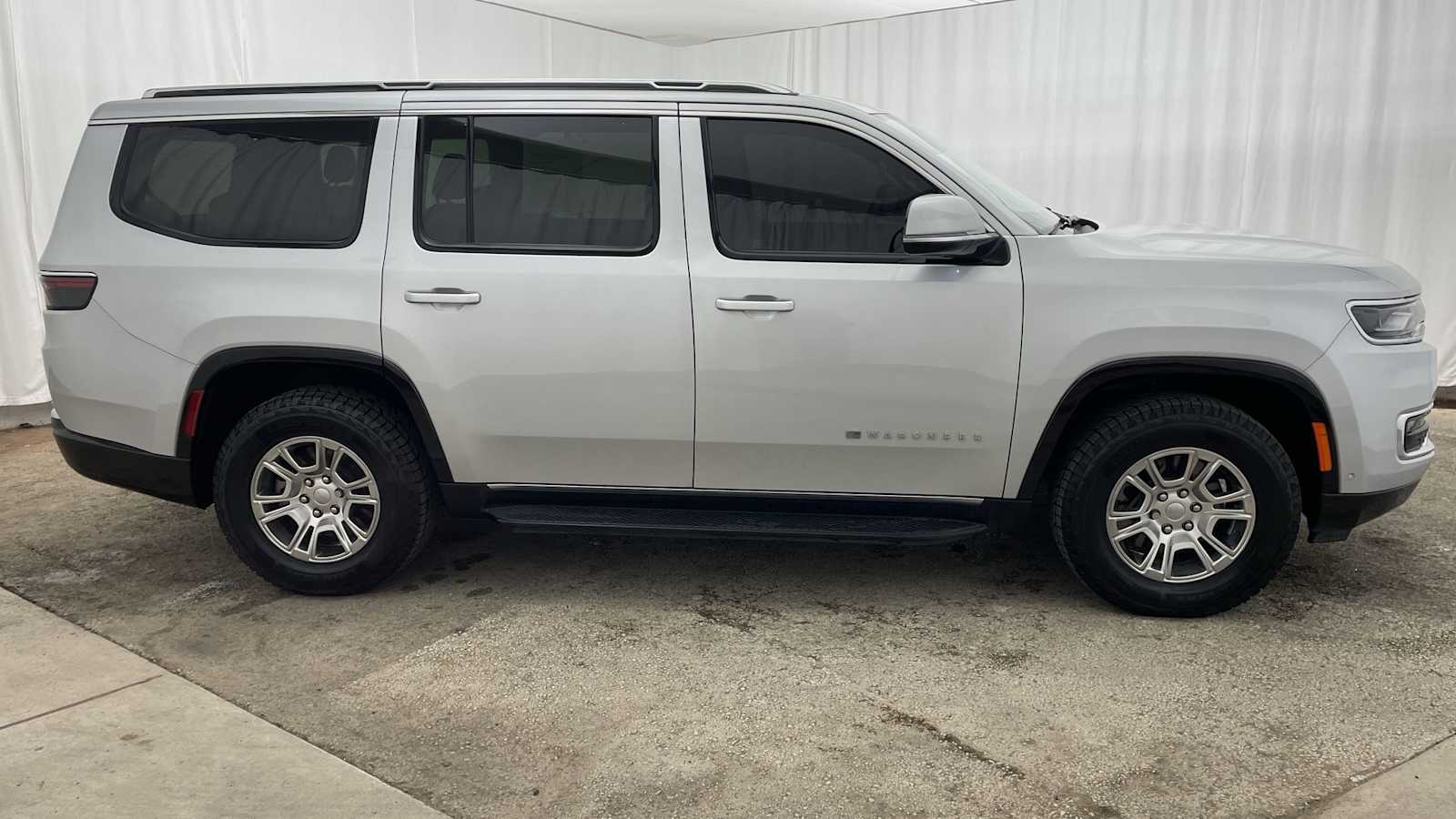 Thumbnail: 2022 Jeep Wagoneer - 36