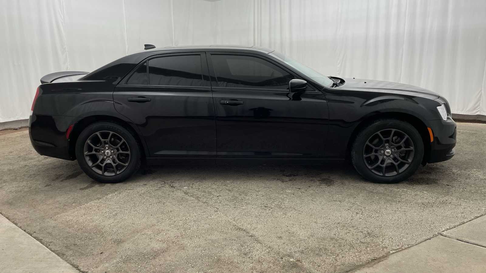 Thumbnail: 2020 Chrysler 300 - 34