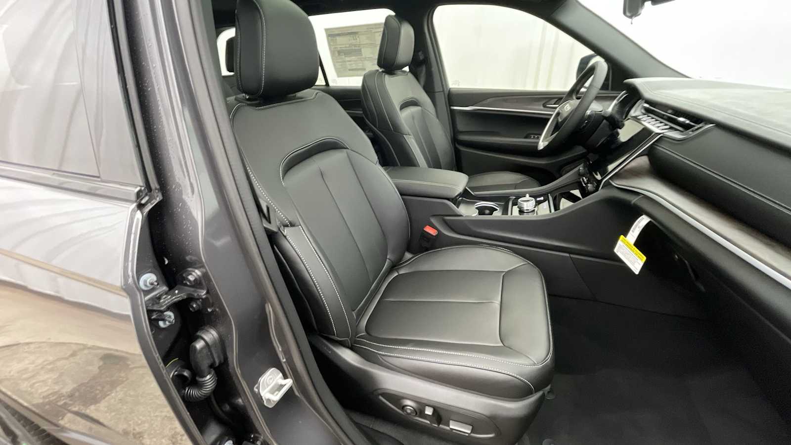 Thumbnail: 2025 Jeep Grand Cherokee - 13