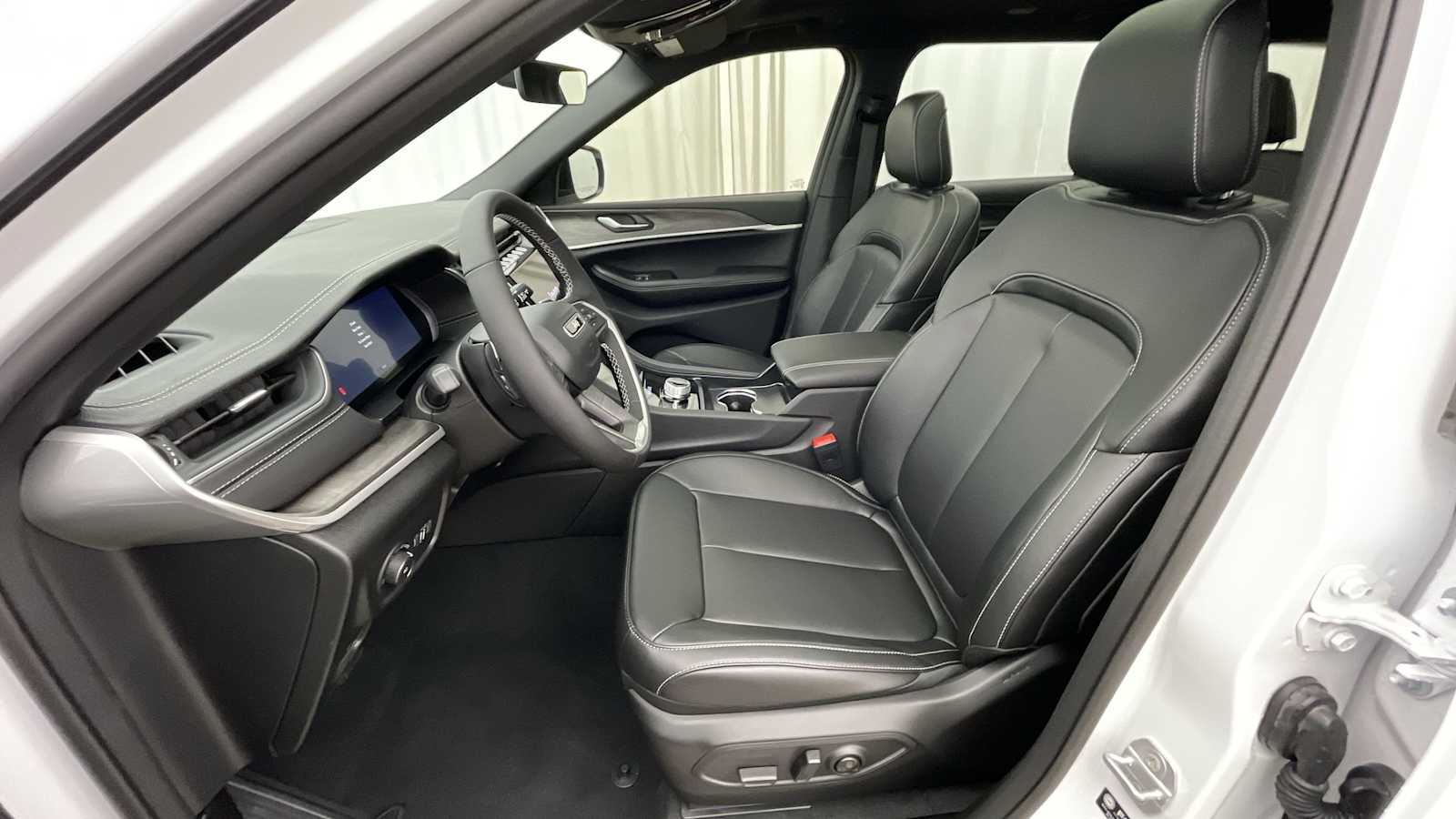 Thumbnail: 2025 Jeep Grand Cherokee - 6