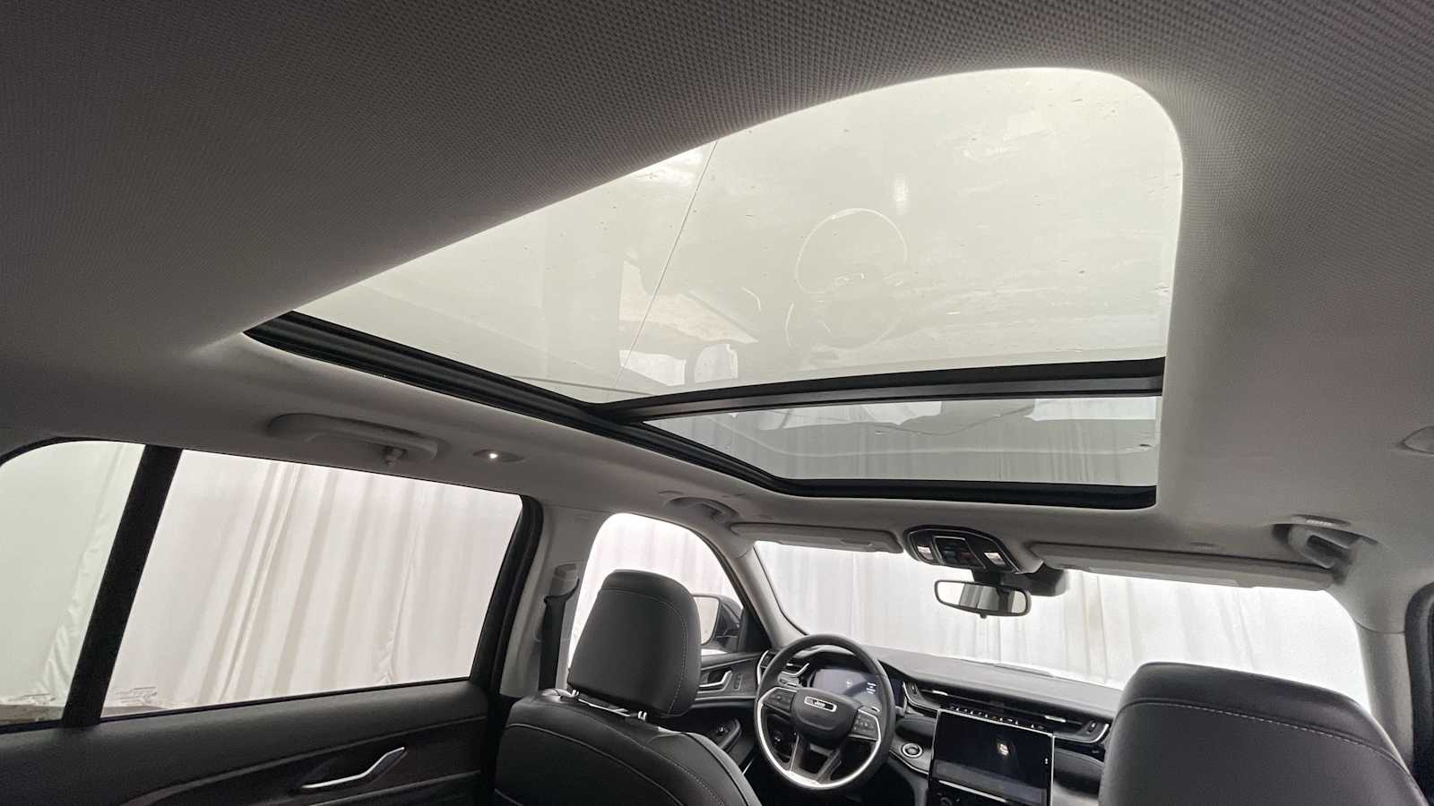 Thumbnail: 2023 Jeep Grand Cherokee - 12