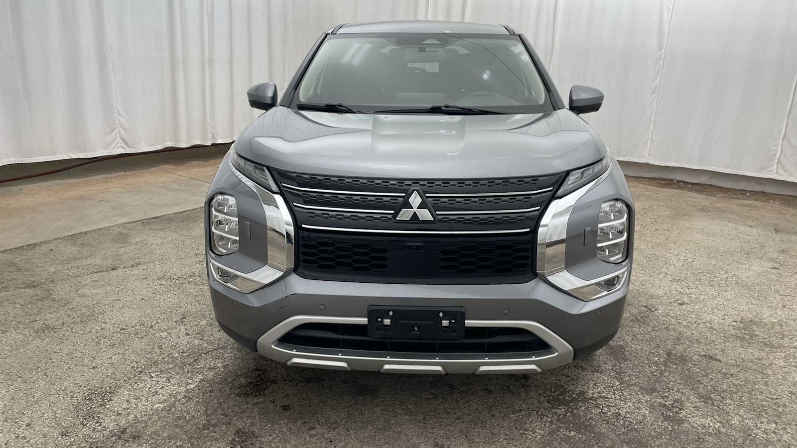 Thumbnail: 2023 Mitsubishi Outlander - 36