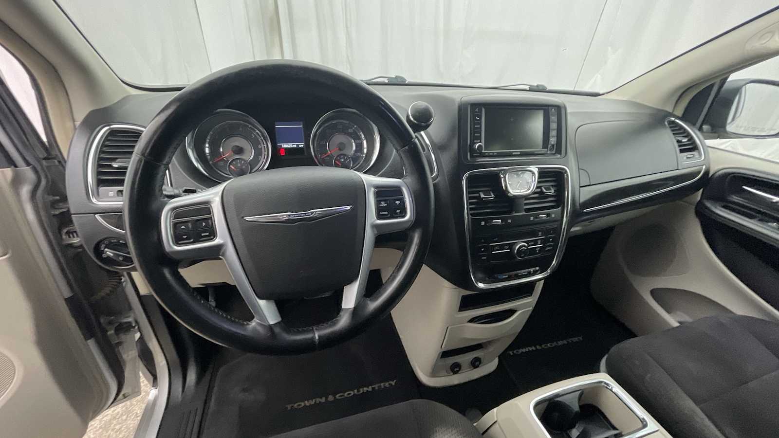 Thumbnail: 2011 Chrysler Town & Country - 3