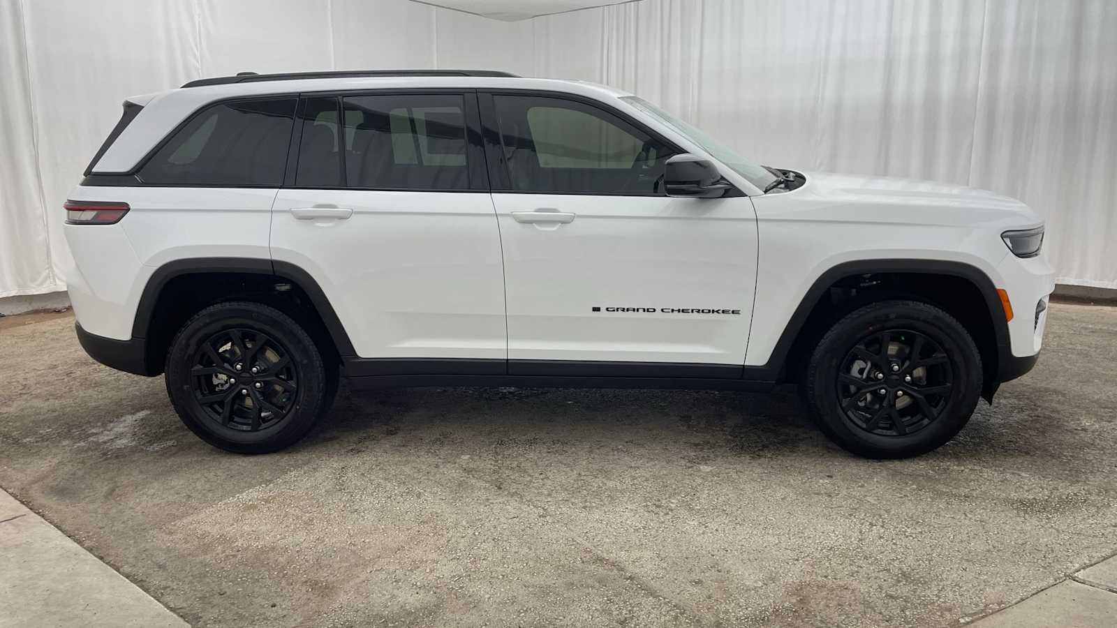 Thumbnail: 2025 Jeep Grand Cherokee - 35