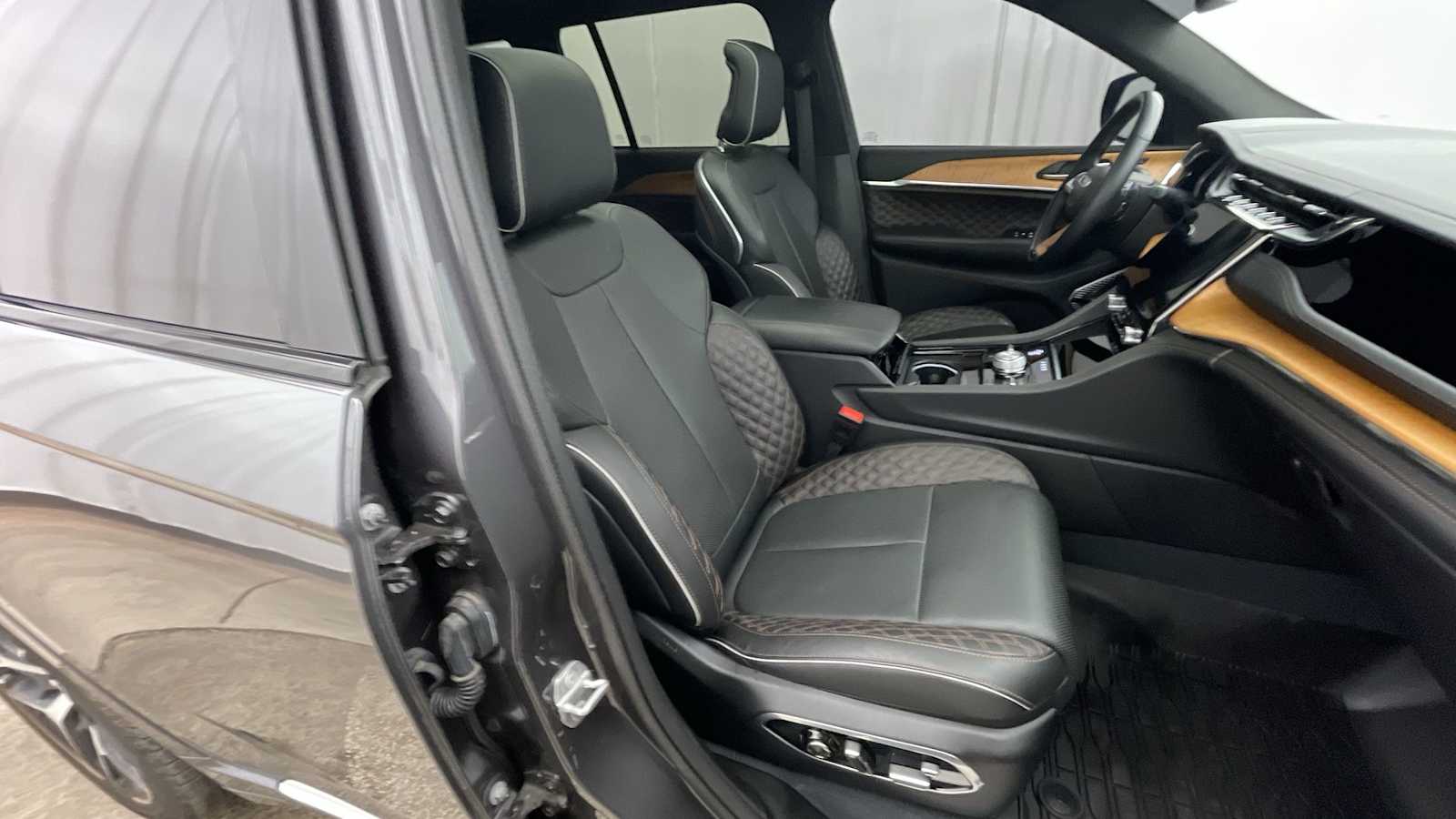 Thumbnail: 2023 Jeep Grand Cherokee - 13