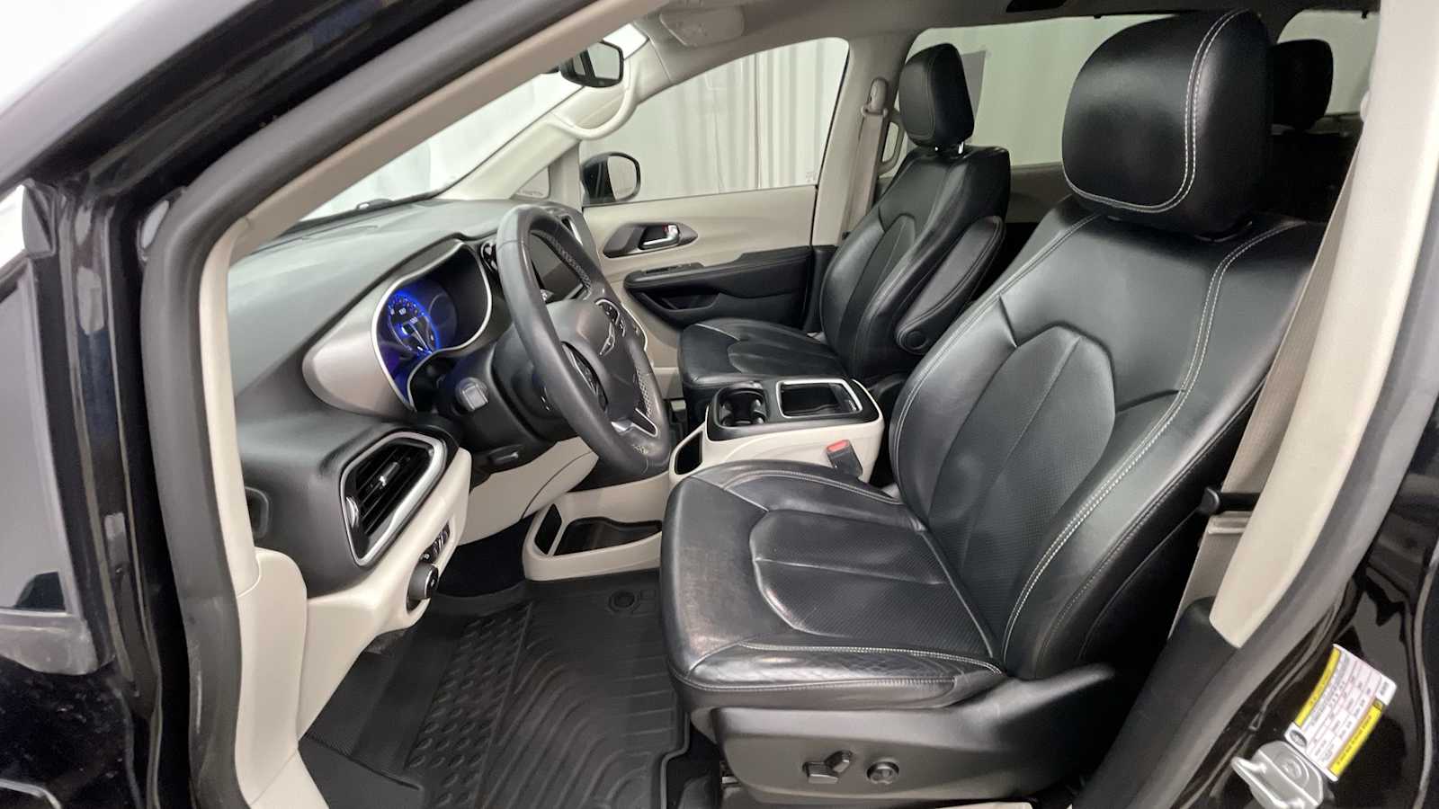 Thumbnail: 2022 Chrysler Pacifica - 5
