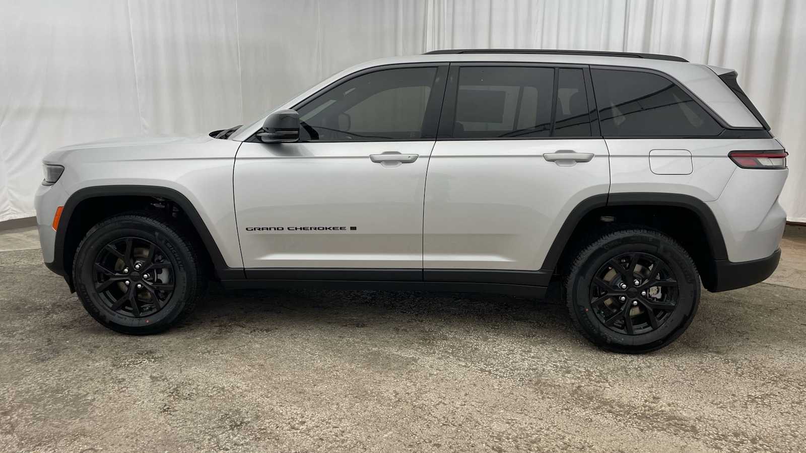 Thumbnail: 2026 Jeep Grand Cherokee - 32