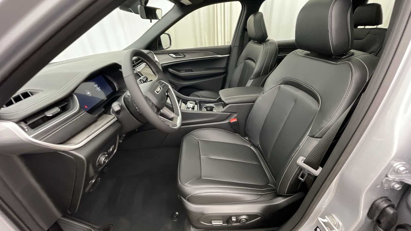 Thumbnail: 2025 Jeep Grand Cherokee - 6