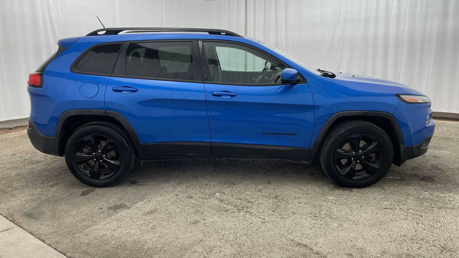 Thumbnail: 2018 Jeep Cherokee - 30