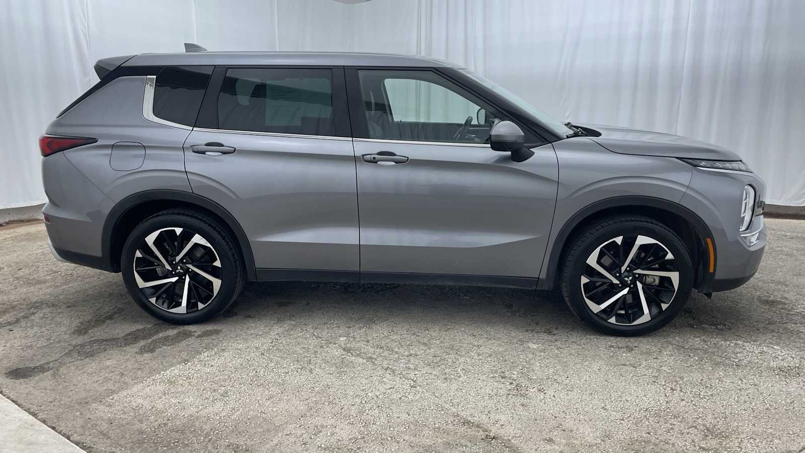 Thumbnail: 2023 Mitsubishi Outlander - 34