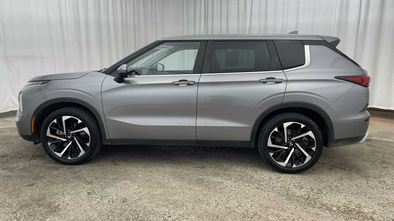 Thumbnail: 2023 Mitsubishi Outlander - 30