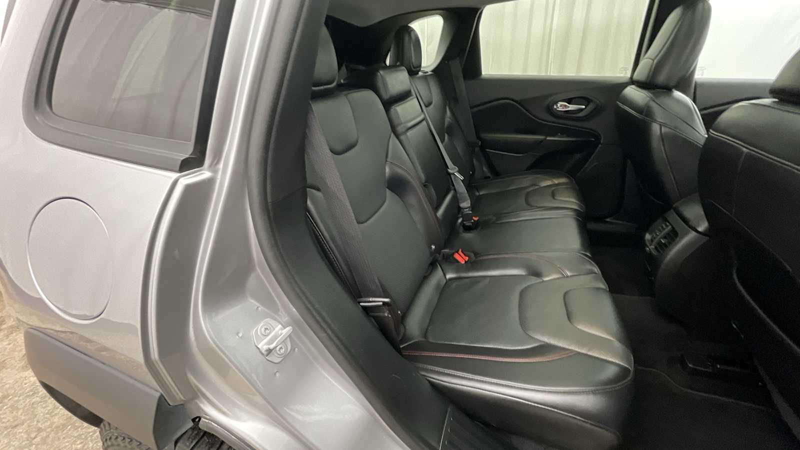 Thumbnail: 2019 Jeep Cherokee - 11