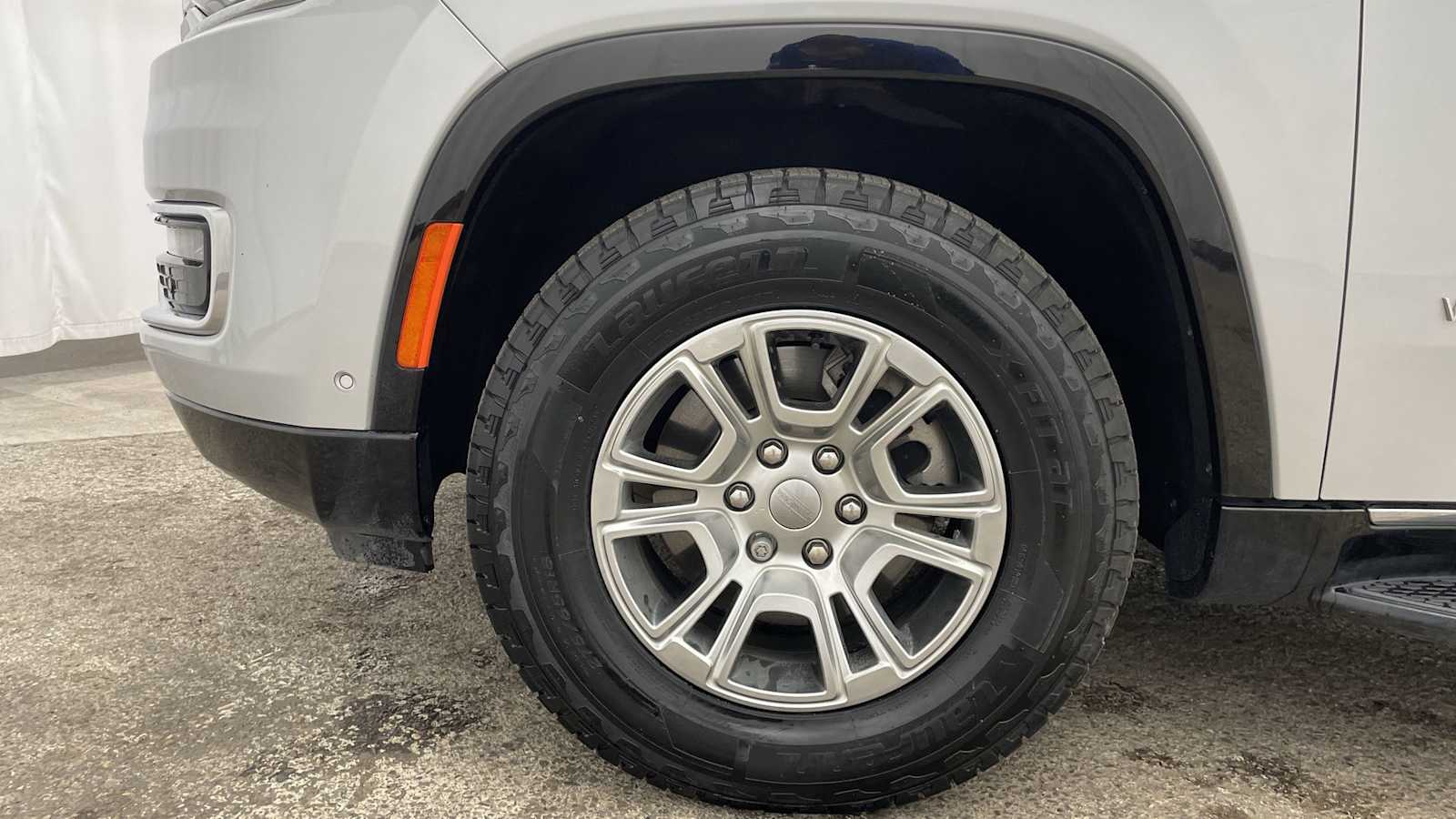 Thumbnail: 2022 Jeep Wagoneer - 41