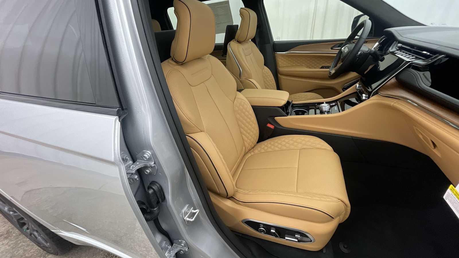 Thumbnail: 2025 Jeep Grand Cherokee - 14