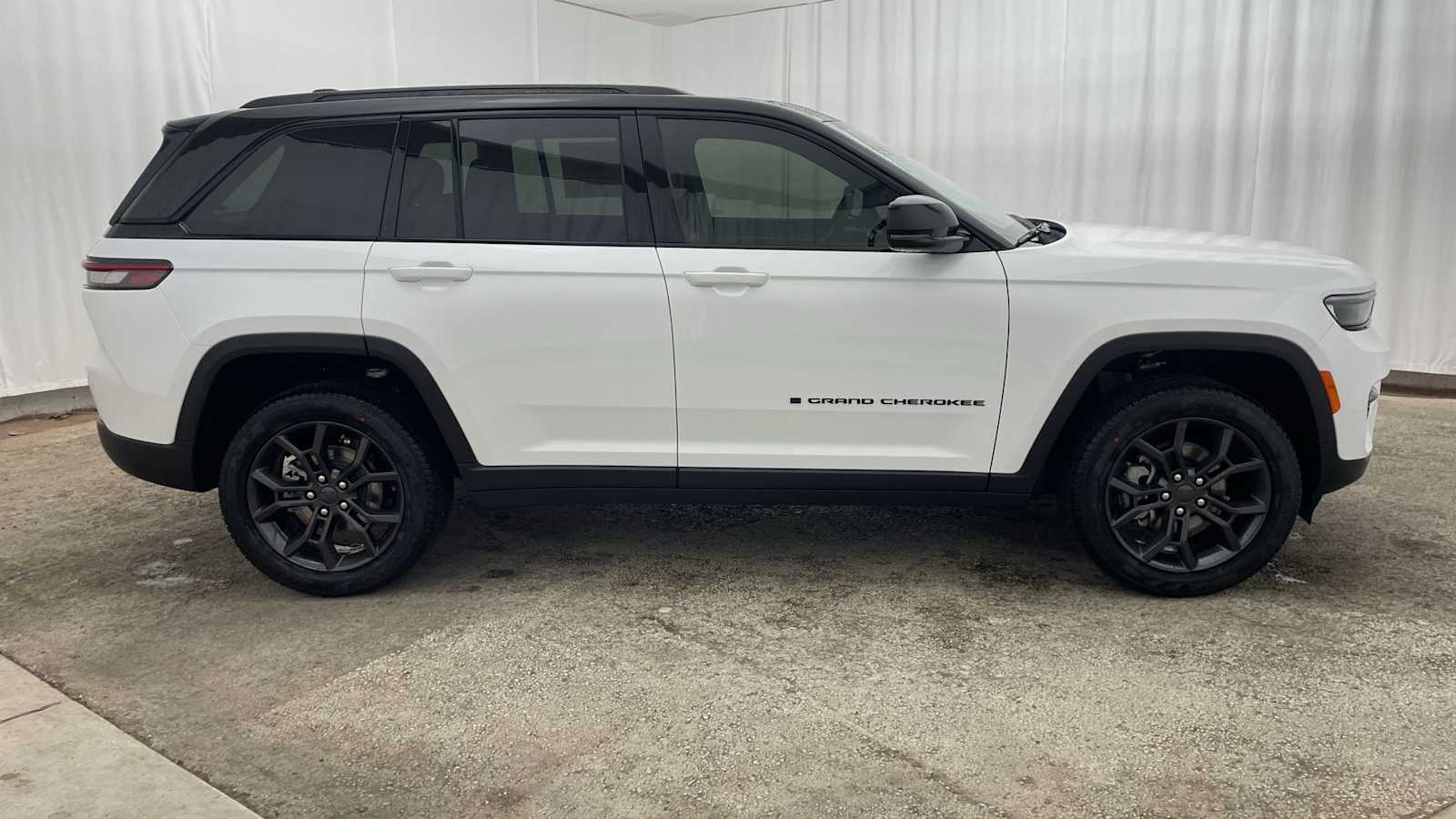 Thumbnail: 2025 Jeep Grand Cherokee - 37