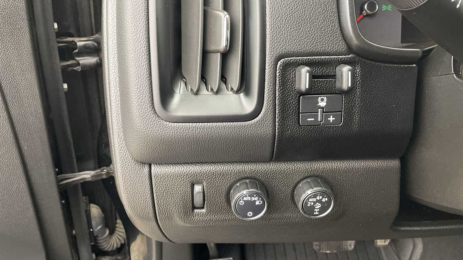 Thumbnail: 2022 Chevrolet Colorado - 26