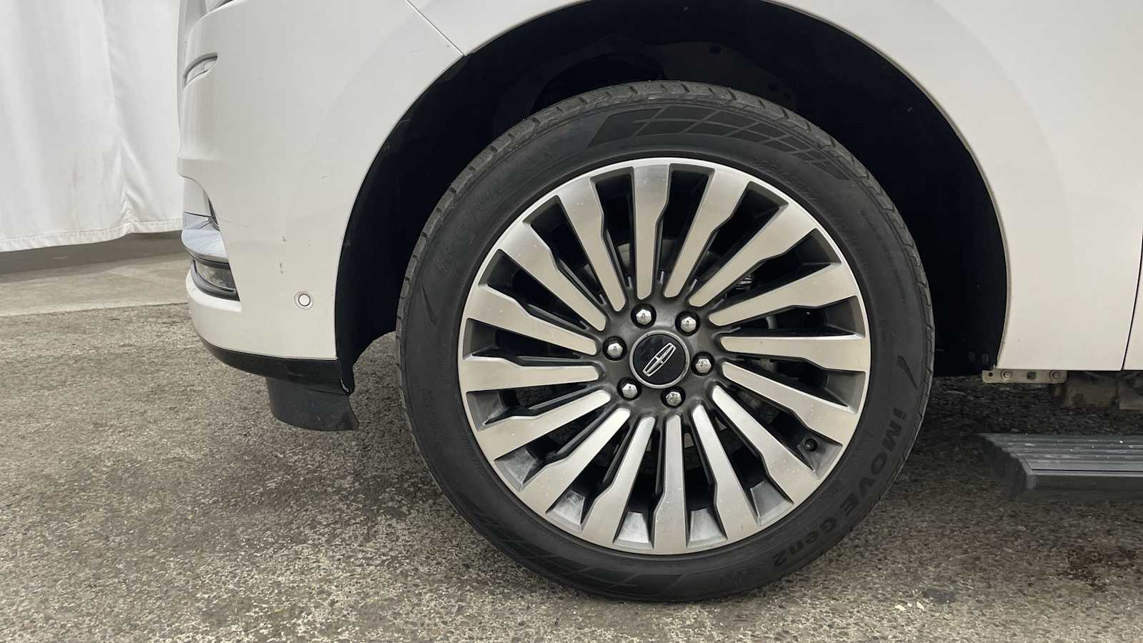 Thumbnail: 2018 Lincoln Navigator L - 46